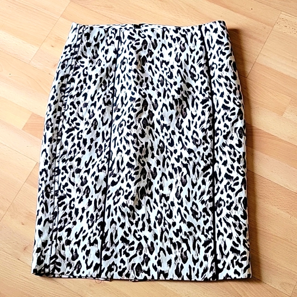 White House Black Market animal print pencil skirt, size 6. Excellent condition
